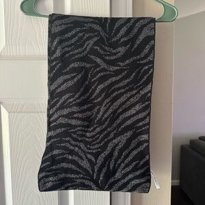 Athleta Black and Gray Patterned Scarf